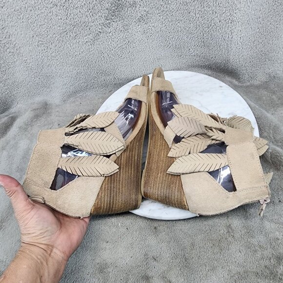 Yellowbox Shoes Womens Size 7 Feather Tan Suede Open-Toe Wedge Sandals *GUC* - Picture 6 of 13